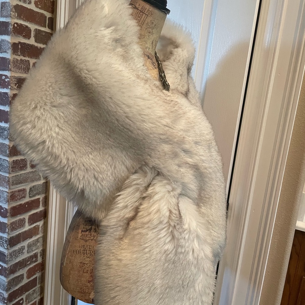 Luxurious Faux Fur Wrap - Picture 3 of 4